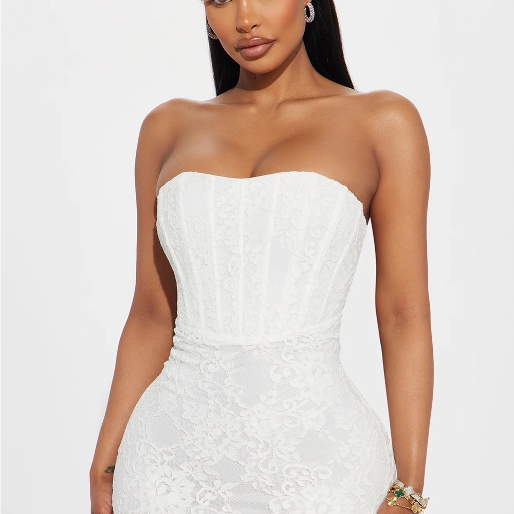 Elegant Lace Strapless Wedding Dress